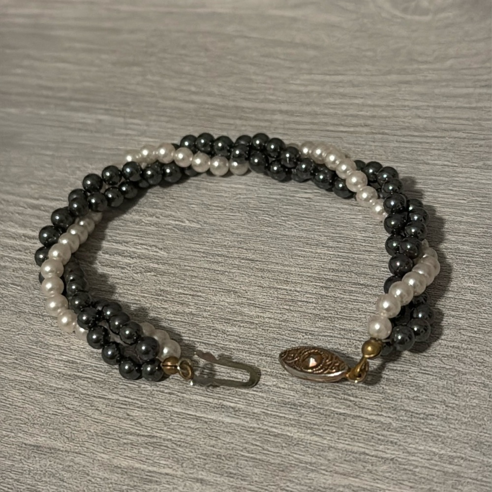 ⭐️5/$15⭐️ Twisted pearl bracelet